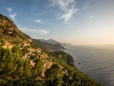 Browsing online at the airport? Here's why I use cellular instead of Wi-Fi (and you should, too)